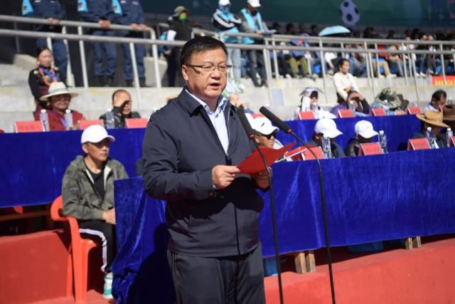 维尼修斯与女友弗吉尼娅订婚，共享幸福时刻